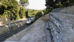 En el tramo de va entre Ourense y Lugo, adems de la supresin de pasos a nivel, se est realizando una importante mejora
