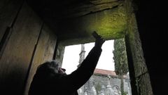 En la parte derecha del bloque de piedra, reutilizado como dintel de una puerta, puede verse la representaci�n esquem�tica de un rostro humano