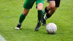 Imagen de archivo de un futbolista, campo de futbol, balon, pelota, patadas, cesped