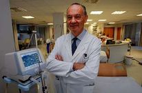 Alberto Juff�, en la unidad de cuidados intensivos del Hospital Modelo