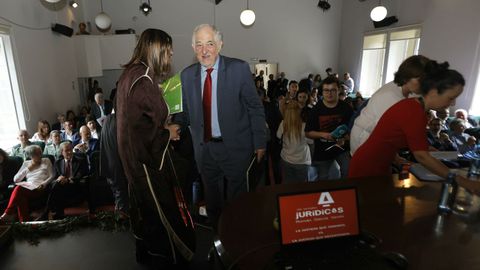 Puesta a punto de la sala donde se celebr� el acto.