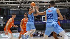 Francis Alonso lanzando a canasta en el partido ante el Valencia disputado en Pontevedra