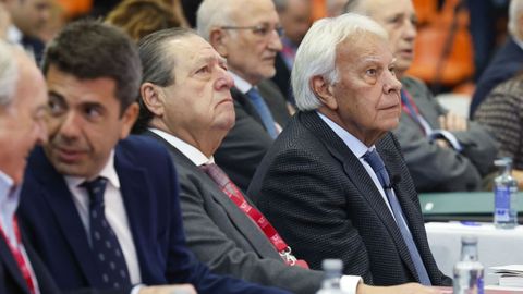 El expresidente del Gobierno Felipe Gonzlez; el presidente de AVE, Vicente Boluda; y el presidenet de la Generalitat, Carlos Mazn.