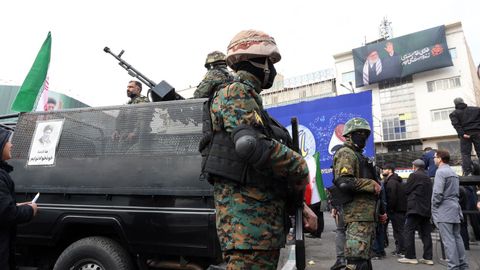 Agentes de las fuerzas de seguridad iran�es durante un funeral de miembros de la Guardia Revolucionaria en Teher�n