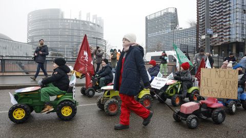 Un grupo de ni�os en minitractores protestaron en Estrasburgo esta ma�ana contra Mercosur