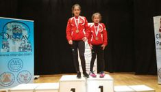 Las hermanas Ainara (izquierda) e Iria Rodr�guez Ares posan con sus medallas en el podio.