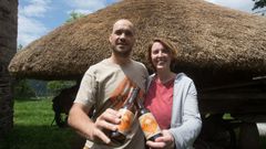 Manuel Guti�rrez y Mireia Rodr�guez con las cervezas que producen gracias al centeno que cultivan en Os Ancares