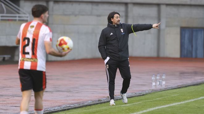 Secho da instrucciones a sus jugadores en el partido ante el C�ltiga