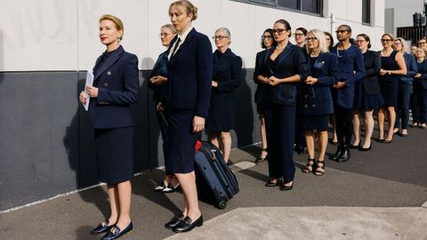 Krisha Kaechele, con sus compaeras, yendo a declarara en el Tribunal Civil y Administrativo de Tasmania en Hobart