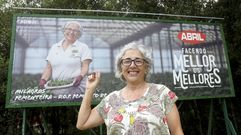 Milagros Gonz�lez, frente a una de las vallas publicitarias de Aceites Abril que hay en Cacheiras (Teo). 