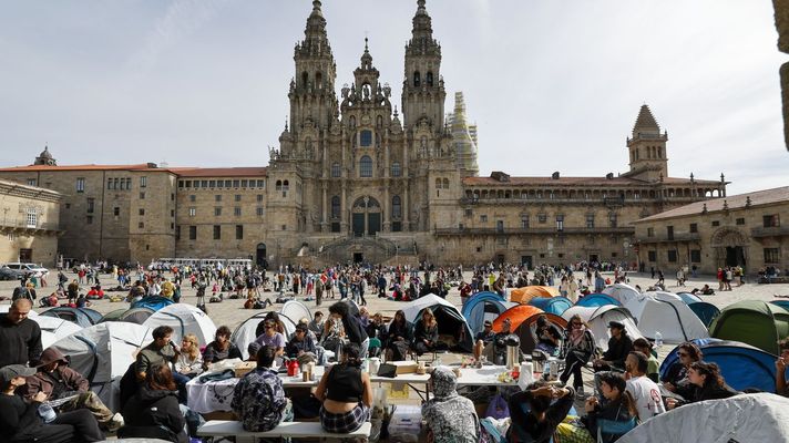 Acampada solidaria de xoves pola vivenda na praza do Obradoioro, en Santiago.