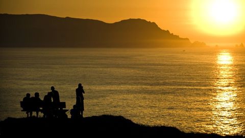 Puesta de sol sobre Os Aguill�ns, al pie del cabo Ortegal, desde el banco de Loiba, en la costa de Ortigueira, en una imagen de archivo