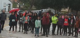 Los participantes en la carrera solidaria no dejaron que el mal tiempo les desanimase