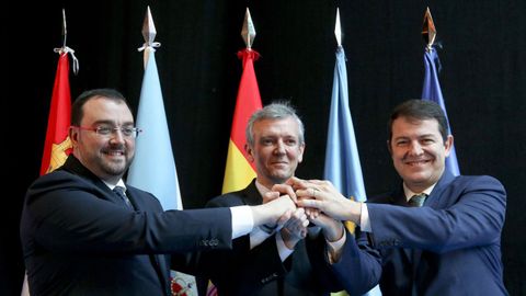 Adri�n Barb�n, presidente socialista de Asturias, con Alfonso Rueda y el presidente castellanoleon�s, Alfonso Fern�ndez Ma�ueco, ambos del PP, en la cumbre de Santiago organizada para reivindicar el corredor atl�ntico.