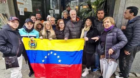 Grupo de venezolanos realizando tr�mites ante el consulado de su pa�s en Vigo