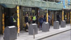 Un grupo de polic�as saliendo de uno de los registros realizados este martes en el Ensanche de Santiago