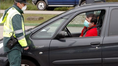 La Guardia Civil realiza un control de carretera en la A66, entre Gijn y Oviedo,  durante el estado de alarma decretado en la primera ola de la pandemia de covid-19