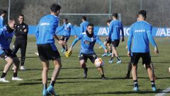 Menudo trata de robar el bal�n durante un entrenamiento del Deportivo
