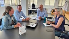 Luisa Pi�eiro, Sito G�mez, Jos� Flores y Marta Ocampo, en la reuni�n celebrada en el Hospital Provincial