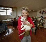 Ahora en el piso que ha ocupado con sus gatos. 