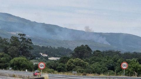 El humo del incendio que comenzó el miércoles en Tállara aún era visible al día siguiente, a pesar de estar controlado.