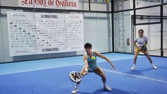 Vanesa Alonso (golpeando la bola) y Alicia Seijas, durante los cuartos de final del torneo.