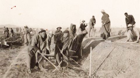 Espaoles construyendo a pico y pala el ferrocarril transahariano. Fueron trabajadores forzados bajo el rgimen francs de Vichy, ya que haban huido  de las autoridades franquistas