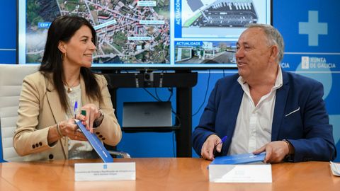 La conselleira, Mar�a M. Allegue, y el alcalde de A Laracha, Jos� Manuel L�pez