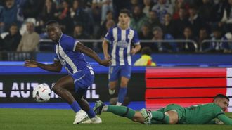 Bil Nsongo remata durante el partido con el Levante