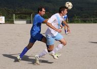 El jugador del Bealo Carlos Lojo, de blanco, en un encuentro de pretemporada ante el Ara�o. 
