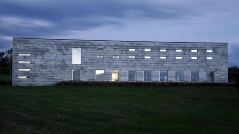 Fotografa exterior del edificio, ahora municipal, que fue sede de la fundacin comarcal