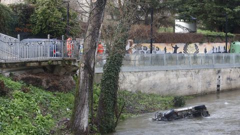 El veh�culo se precipit� desde una altura de unos cuatro metros