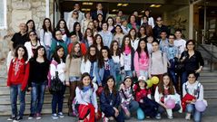Los alumnos, en la entrada del Concello