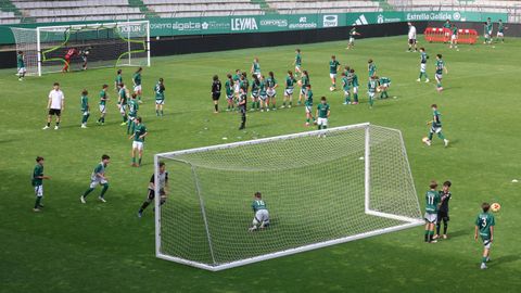 El campo del primer equipo se convirti� en el de juegos de los canteranos durante la tarde de este jueves. 
