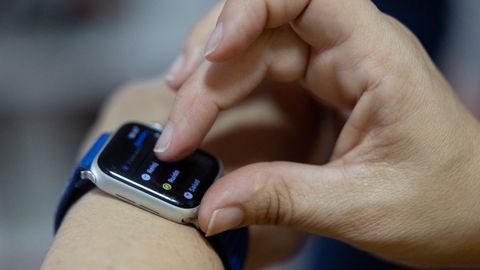 Una persona cambiando la hora de un reloj, a 18 de marzo de 2026, en Madrid.