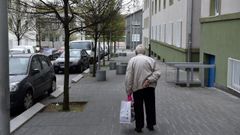 Un hombre mayor, en el barrio de Laba�ou