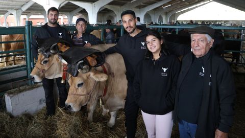 Os irm�ns Cristian e Iv�n co seu pai Manolo, a s�a prima Sof�a e o seu av� Melucho, na feira de gando do Castro de Caldelas