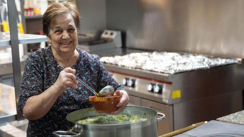 Maruja Ares, ya jubilada, en la cocina del restaurante Galicia de Baamonde (Lugo), que ahora llevan sus hijos.