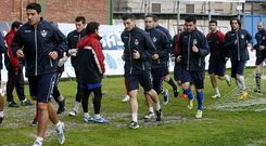 El delantero berciano pasa junto a Luisito en la sesi�n de ayer en la parcela exterior del campo de O Couto.