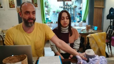 David Alonso y Cristina Solans con una muestra del vertido recogido