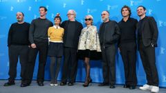 El director Karim Ainouz y el guionista Efthimis Filippou, con los actores Callum Turner, Elena Anaya, Tracy Letts, Pamela Anderson, Lukas Gage y Jamie Bell.
