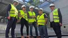 El alcalde, Jos� Ram�n Romero, y los ediles Luis Ruiz y Mar�a Outeiral a las obras de la casa de cultura de A Cachada.