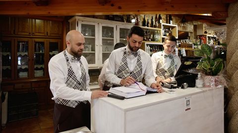 El personal del asador A Ferreira, que el sábado estaba a tope de trabajo cuando un grupo de chavales se marchó sin pagar.
