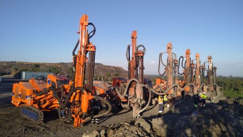 Parque de maquinaria de la empresa asturiana. La compaa cuenta con decenas de perforadores