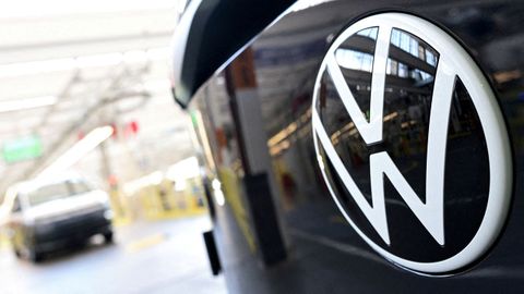 Logo de Volkswagen en uno de sus veh&iacute;culos.