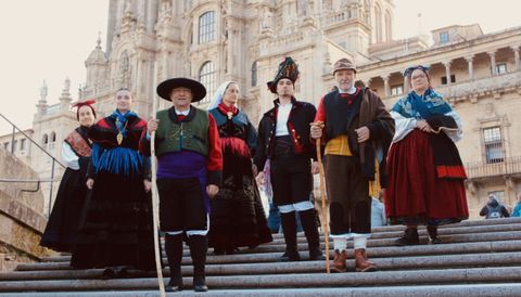 Desfile en varias calles de la Asociacin do Traxe Galego