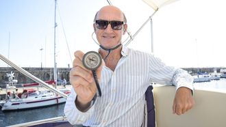 Adolfo Baloira, en su barco, en Sanxenxo, donde pasa sus vacaciones de verano.