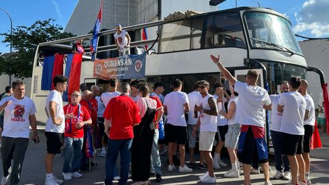 Salida del autob�s descapotable de O Couto con el equipo de la UD Ourense para la ruta de celebraci�n del ascenso.