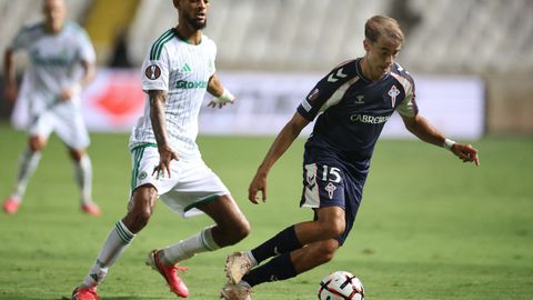 N��ez conduce el bal�n ante la presencia de Montnor.