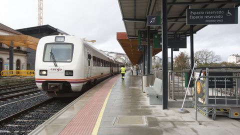 Imagen de hace una semana del media distancia que sale de Lugo a las 14.41 con destino a Ourense y luego enlazar con el AVE a Madrid